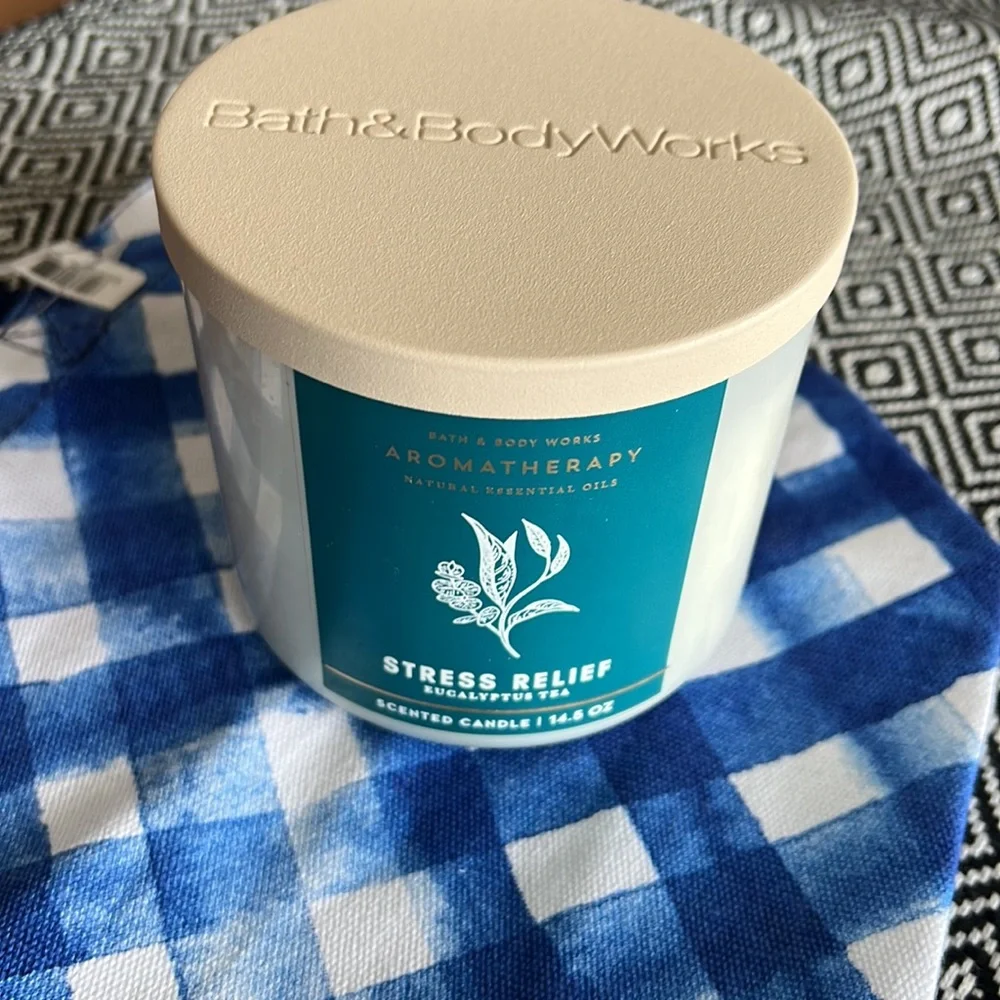 Bath & Bodywork’s stress relief candle with gift bag - Picture 4 of 6